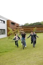 STDK.SDU. studerende i løb på  græs m cykel