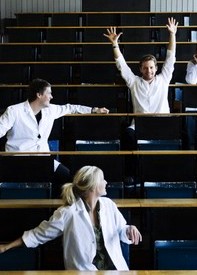 STDK. Student rasing his arms in lecture hall