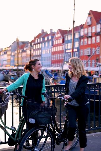 STDK. Girls with bikes in Nyhavn
